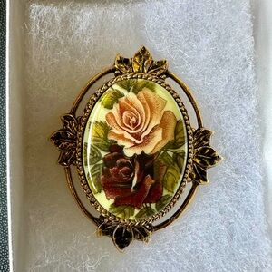 Charm, brosche style